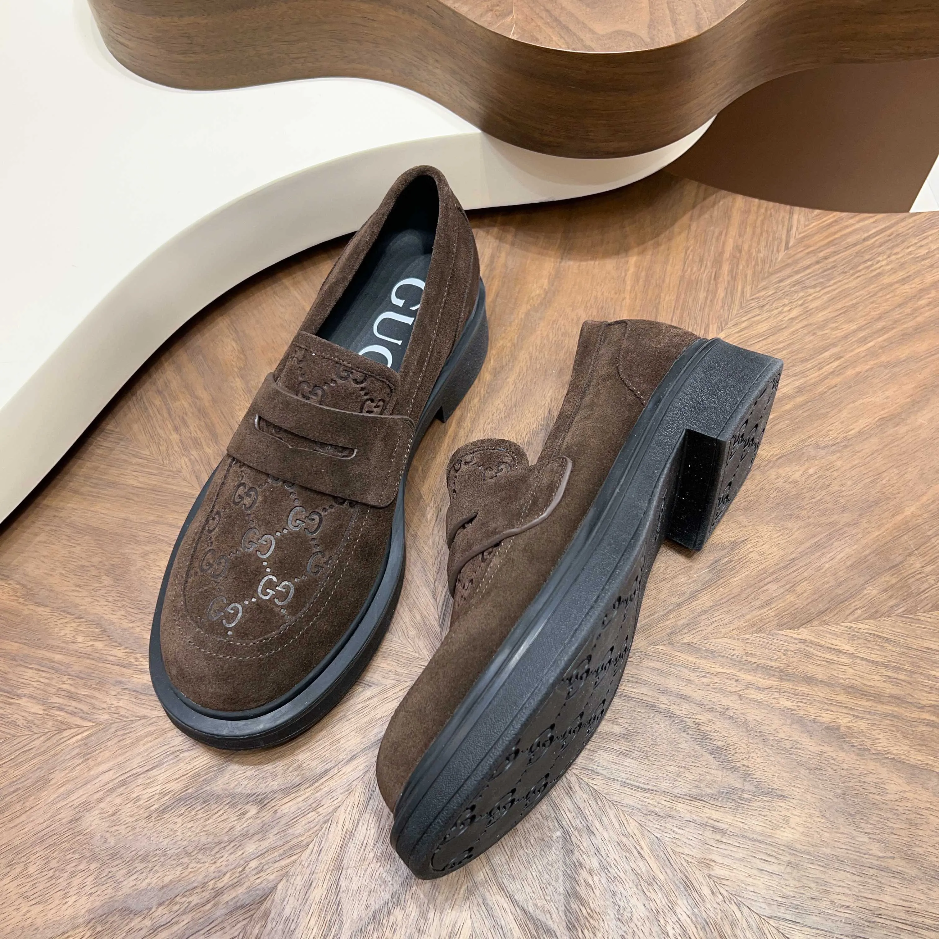 💰780 Gucci/Gucci new men’s lace-up shoes with GG details, matte cow leather derby shoes! The design of this men's lace-up shoe is rooted in the brand's heritage. Crafted from premium waxed cow leather, it is embellished with GG printed embossed suede leather details, a nod to Gucci's iconic monogram. The rubber sole decorated with GG pattern adds a touch of modern fashion to this design. Typical three-joint style design. European and American classic version, full calfskin lining. The overall upper texture is soft and the lining is comfortable and breathable. 2CM thickened soft rubber sole, easy to control. Versatile and stylish upper foot, multiple colors available to meet different matching needs, complete package! Size: 39-40-41-42-43-44 leather shoe size (38.45.46 can be customized)